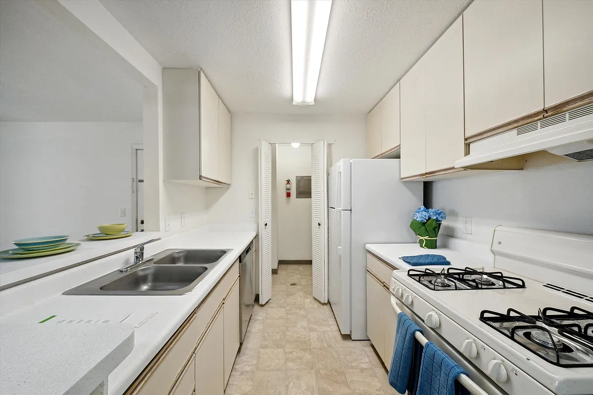 Two Bedroom (Classic) - 2 Bed / 2 Bath - 897 Sq.Ft. - Lakeside Park