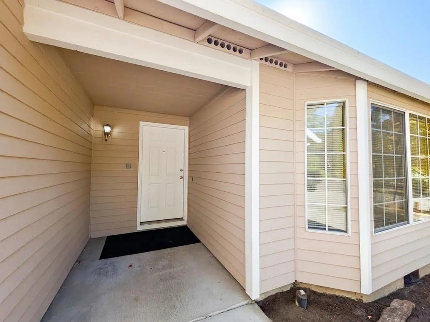 Charming 3-Bed, 2-Bath Single-Level Home with 3-Car Garage in an Excellent Location in Tigard! — Photo 2