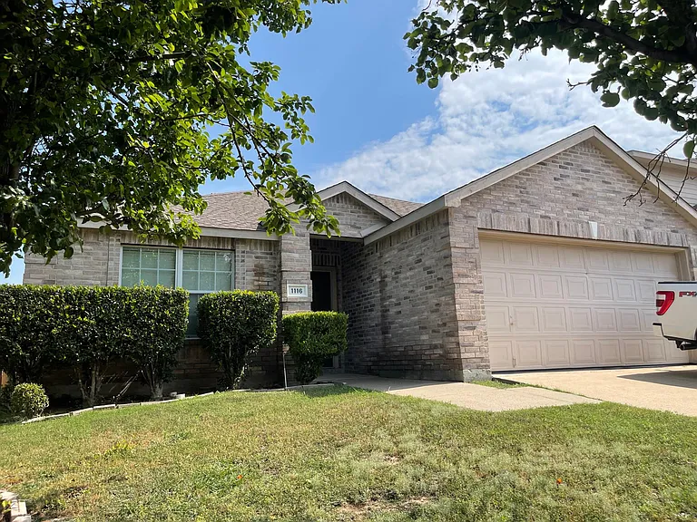 1116 Piedmont Dr — Photo 2