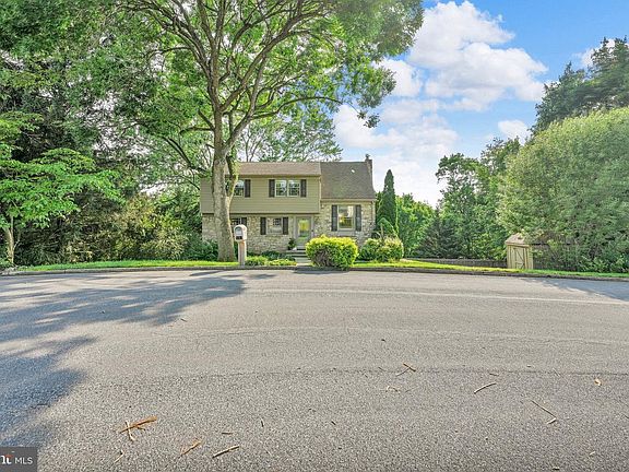 4th image of 8 Sycamore Rd