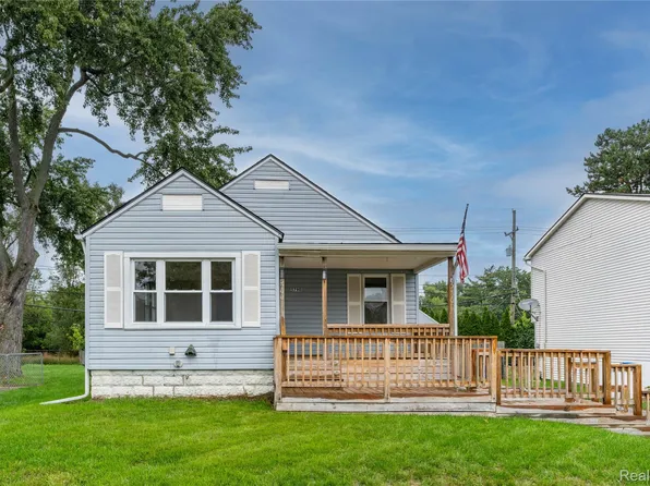 5790 Savoy Dr, Waterford, MI 48327
