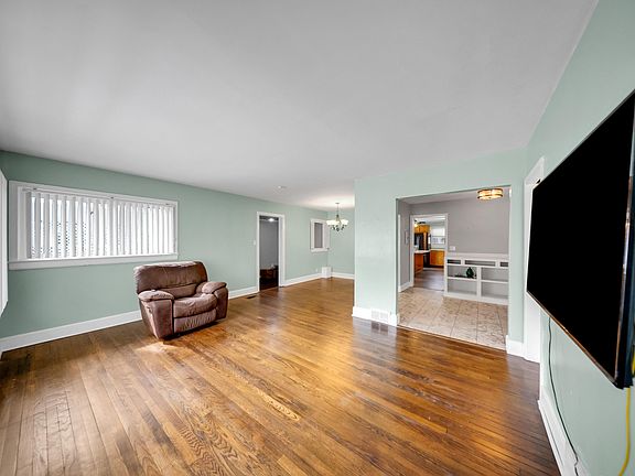 4th image of 818 Lynn Rd