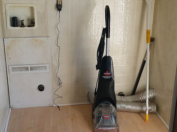 luandry room with hookup