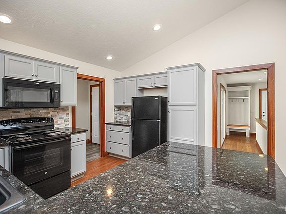 5th image of 10328 Charles St