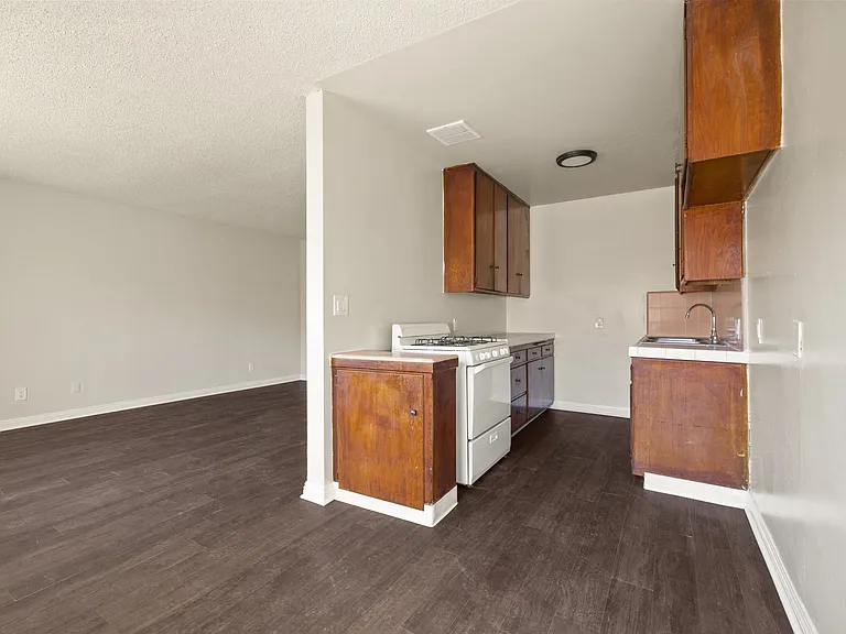 418 W Regent St — Photo 11