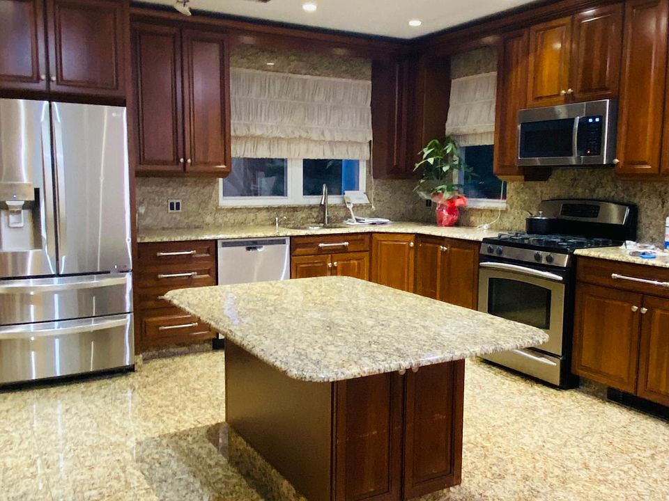 1st image of 15802 Powells Cove Blvd Floor 1
