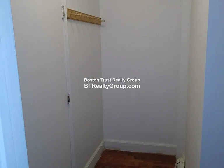163 University Ave — Photo 4