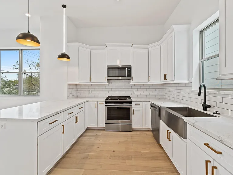 1108 Brooks St — Photo 10