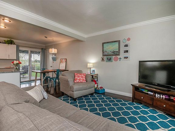 Living Room/Breakfast Nook