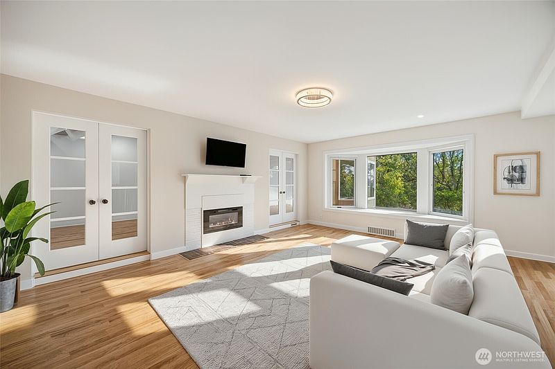 3rd image of 5049 Pullman Avenue NE