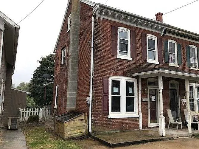 557 W Market St photo 1