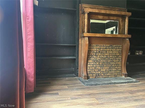 4th image of 215 Columbia St