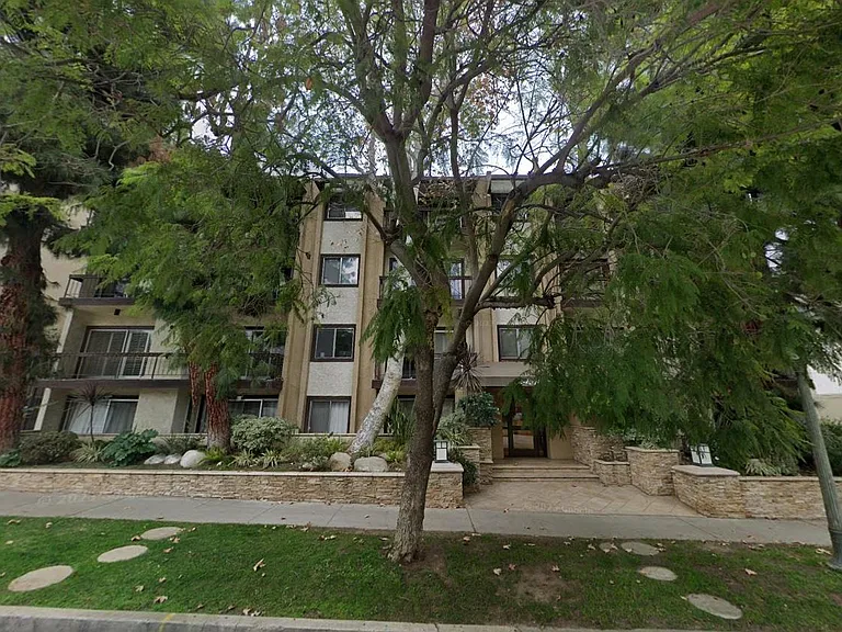 440 Veteran Ave — Photo 1