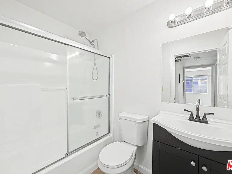1820 S Barrington Ave #202 — Photo 11
