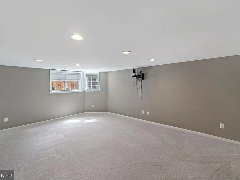 21163 Crocus Ter — Photo 17