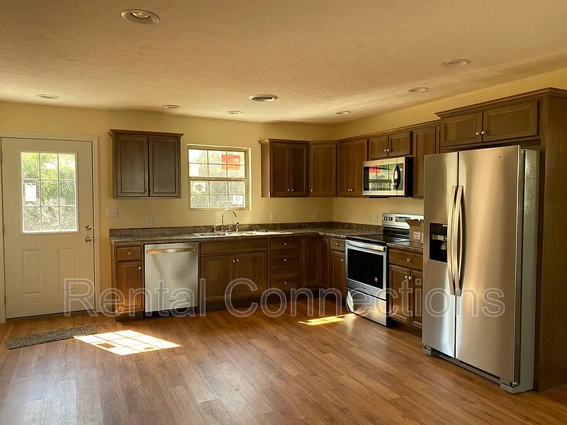 3 bed, 1.0 bath, 1000 sqft, $1,500 — Photo 2