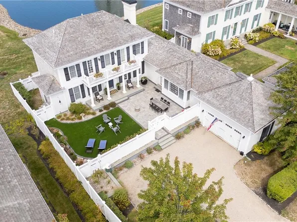 59 Carnegie Harbor Dr, Portsmouth, RI 02871