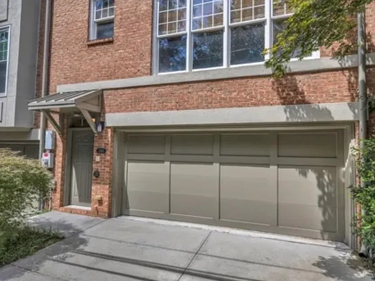 1390 Dutch Valley Pl NE — Photo 3