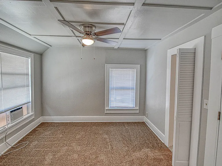 464 College Ave — Photo 5