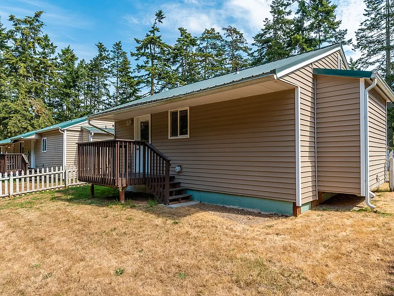 Recently Updated 2-bedroom Cottage — Photo 16