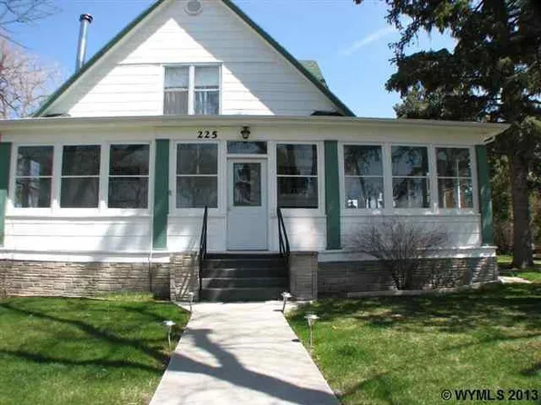 225 N 6th St, Douglas, WY 82633