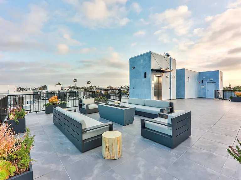900 N Wilcox Ave #105 — Photo 37