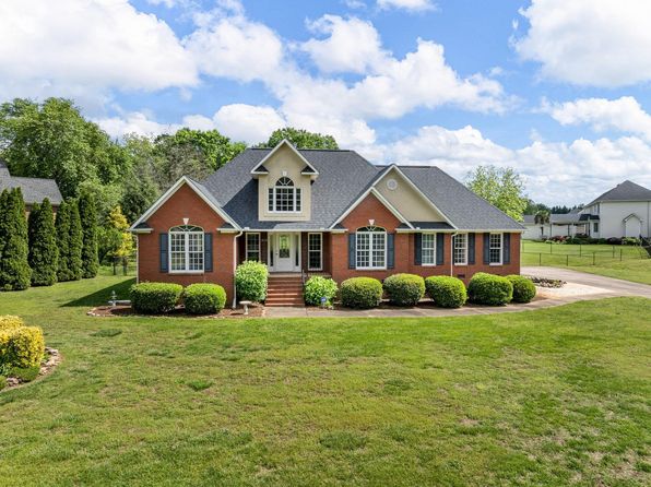121 Lewis Burnett Dr, Boiling Springs, SC 29316