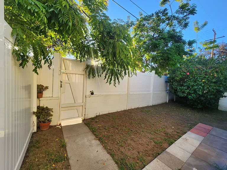 W Woodcrest Ave — Photo 11