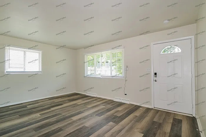 1149 Scott Ave — Photo 5