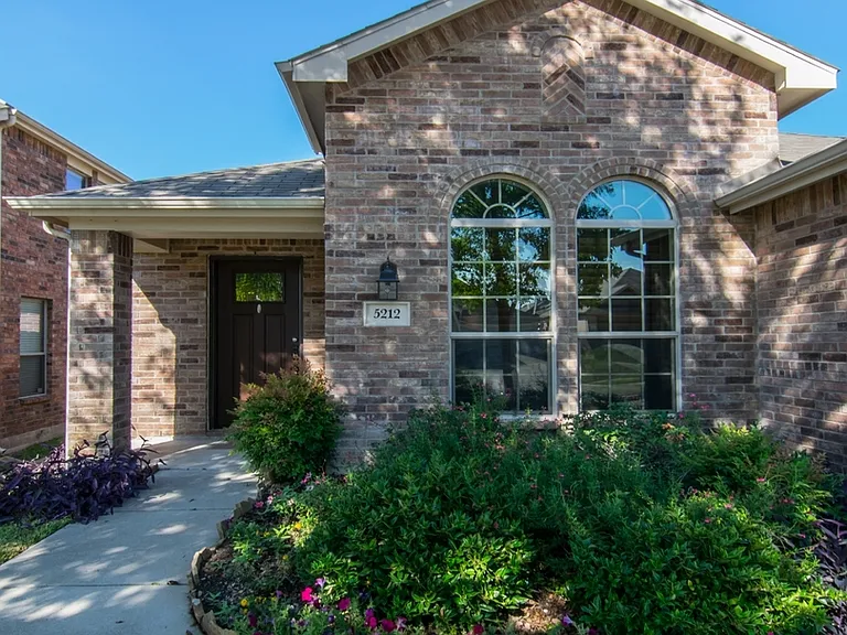 5212 Blackwood Dr — Photo 2
