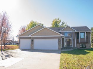 1048 Prairie Ridge Ln, Lester Prairie, MN 55354