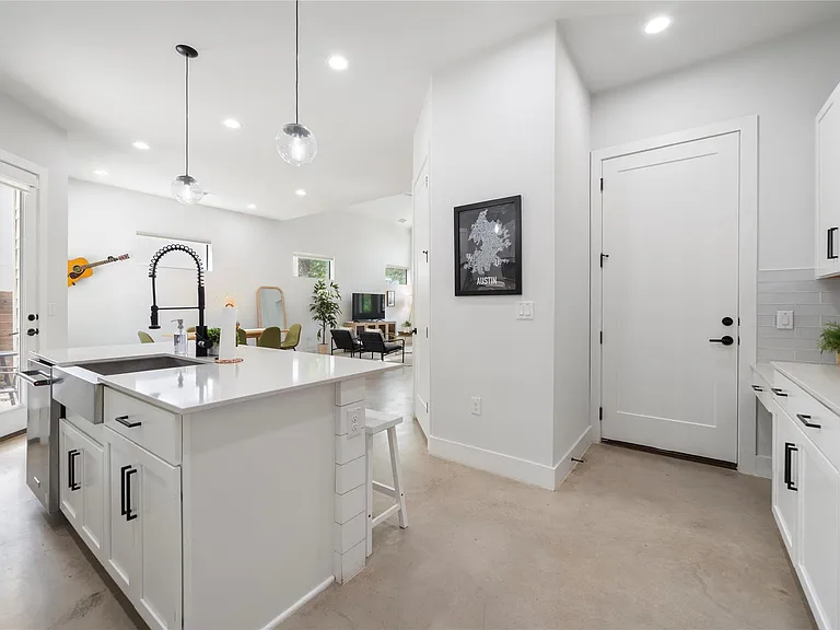 1306 E 3rd St #1 — Photo 16