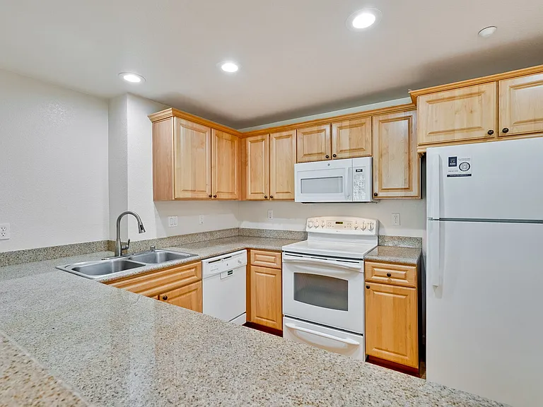 Encinal Place Apartments — Photo 18