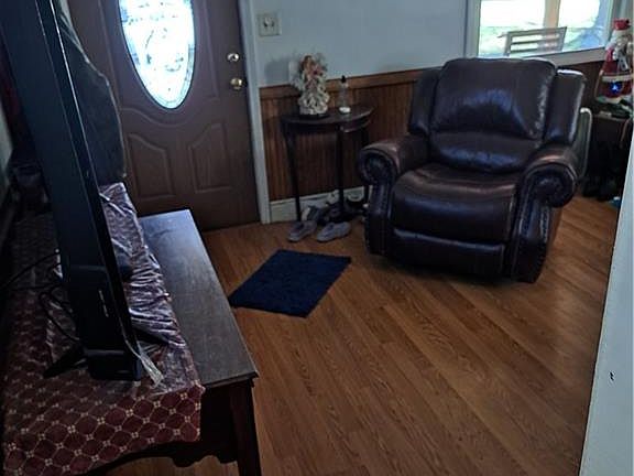 3rd image of 804 A Whitsett Ave