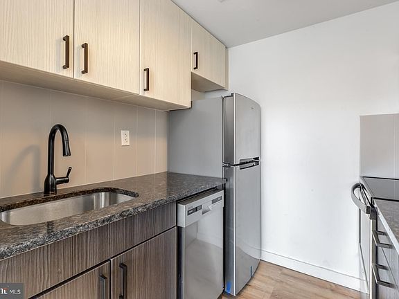 3rd image of 109 W Wildey St Penthouse 3