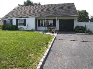 4 Horizon Ln, Bellport, NY 11713