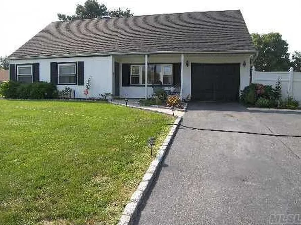 4 Horizon Ln, Bellport, NY 11713