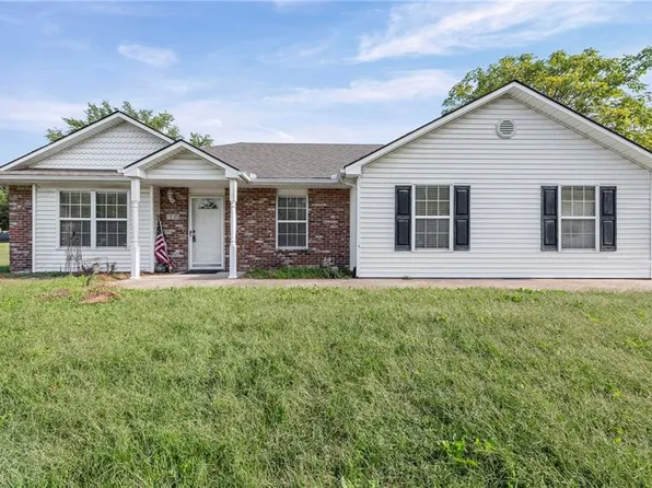 705 NE Locust Dr, Blue Springs, MO 64014