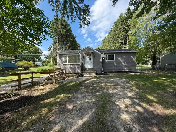 9470 Peck Rd, Greenville, MI 48838