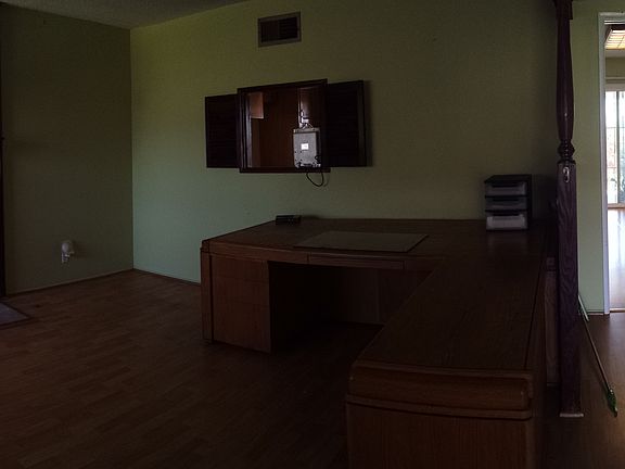 Entry leading into kitchen