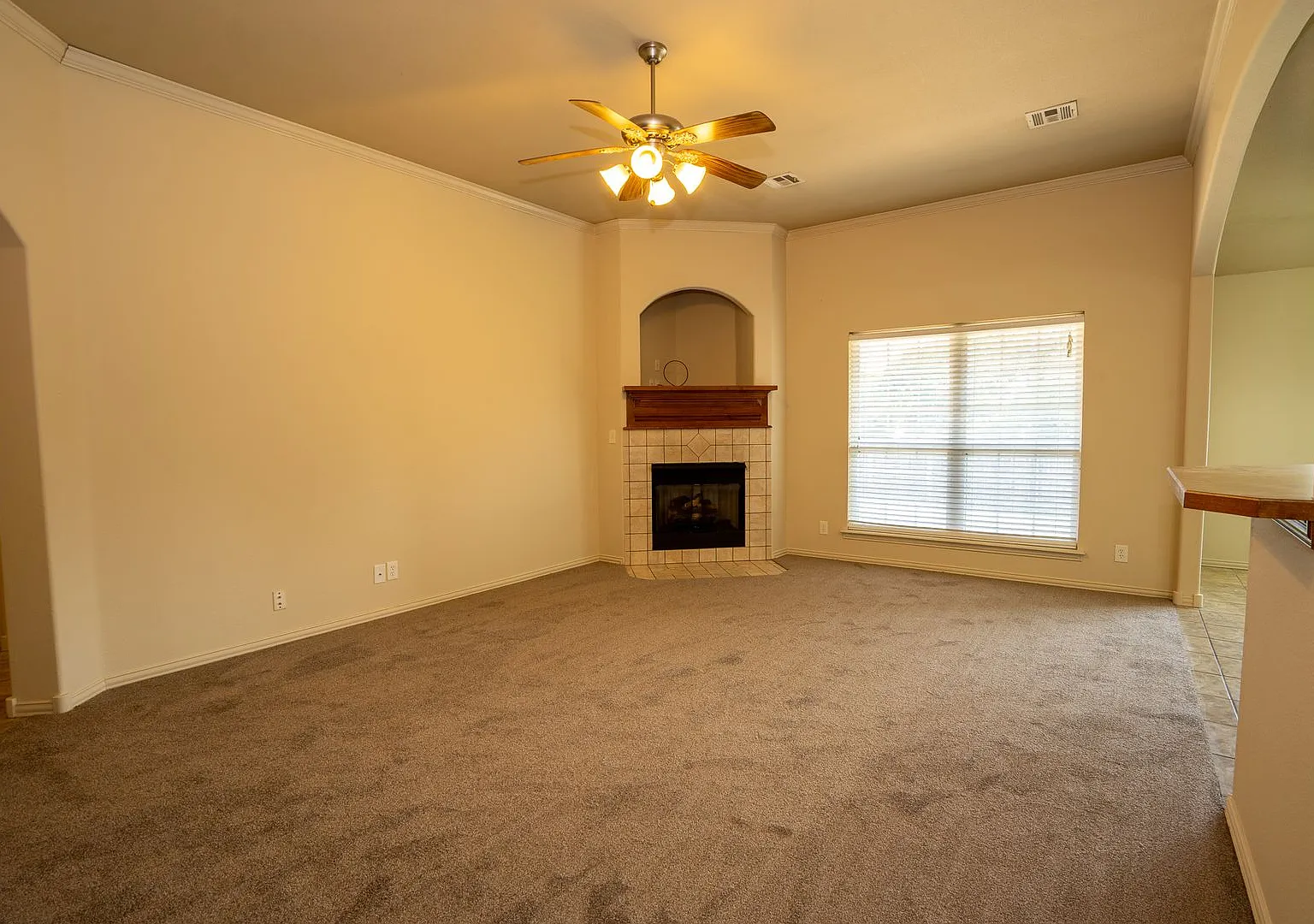 Stunning 3 Bed 2 Bath In Quiet Neighborhood — Photo 3