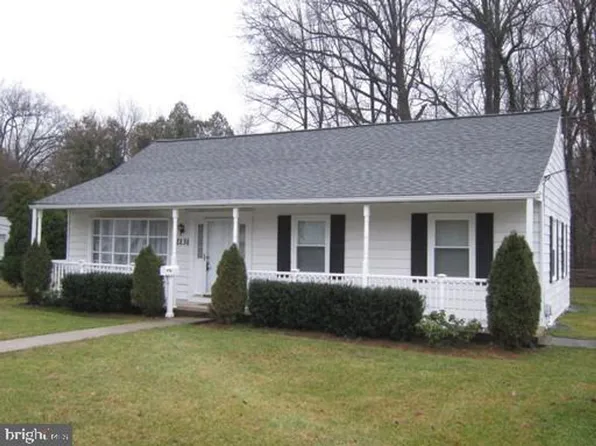 2131 Pimmit Dr, Falls Church, VA 22043