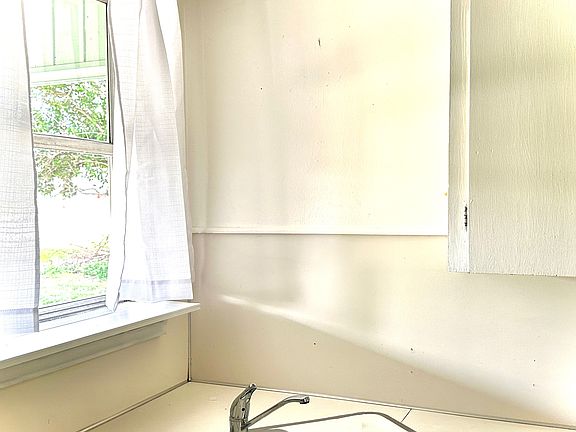 4th image of 403 N Avenue E