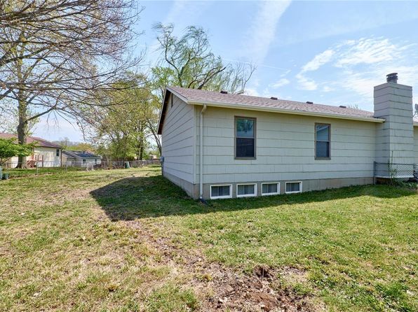 2397 Meadowpark Ct, Maryland Heights, MO 63043