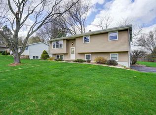 308 Mohawk Trl, Deforest, WI 53532