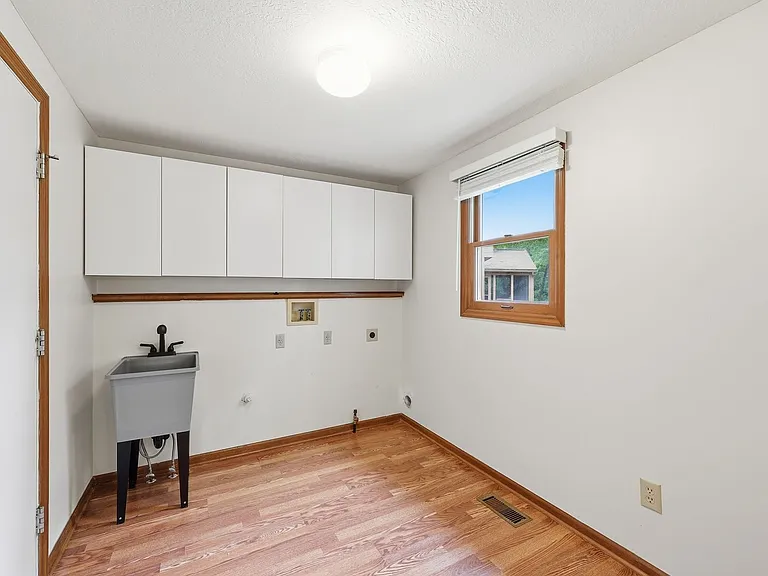 7666 Windwood Dr — Photo 15
