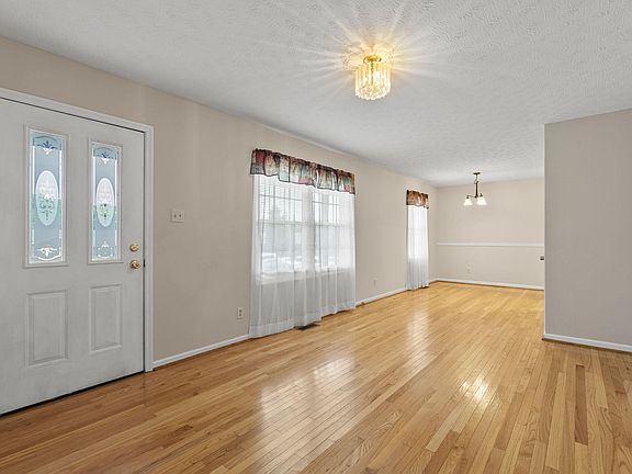 4th image of 327 Castle Blvd