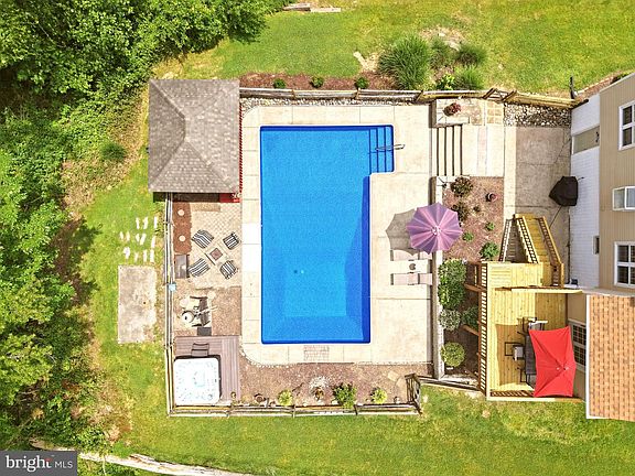 3rd image of 2437 W Colonial Dr