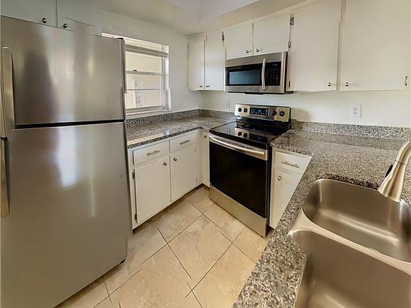 4th image of 630 SE 13th Pl #9