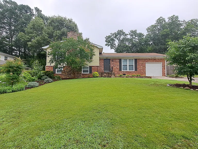 320 Rosemont Rd SE — Photo 1